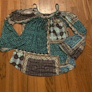 Mia Moda boutique peep shoulder top, size L